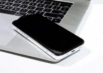 So sánh cường lực GOR và KingKong: Đánh giá chi tiết độ bền, cảm ứng và khả năng bảo vệ màn hình